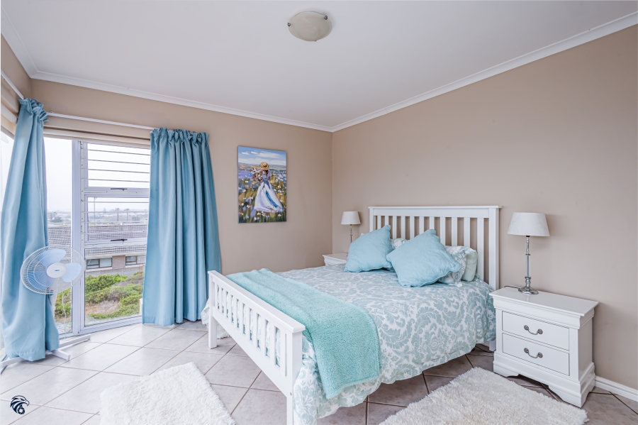6 Bedroom Property for Sale in Middedorp Western Cape